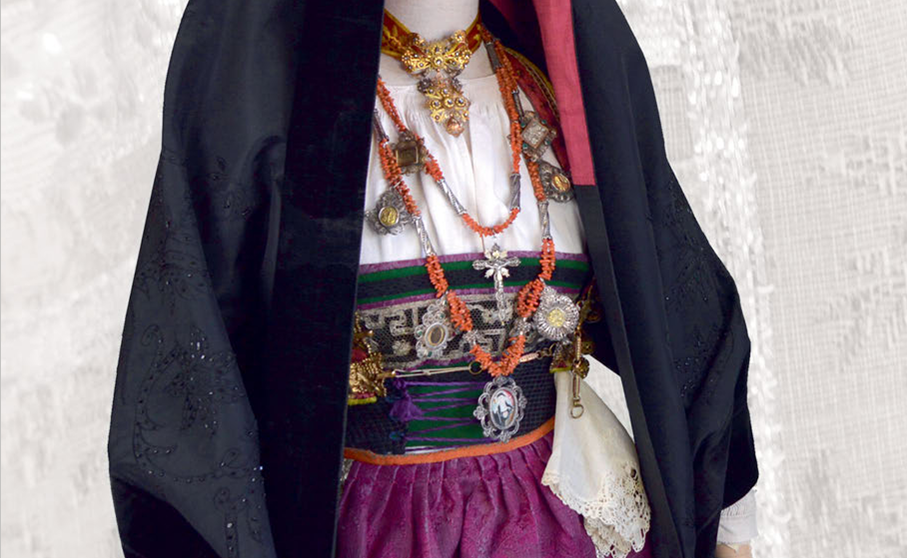 La indumentaria tradicional de Burgos se convierte en patrimonio en una nueva exposición en el Consulado del Mar