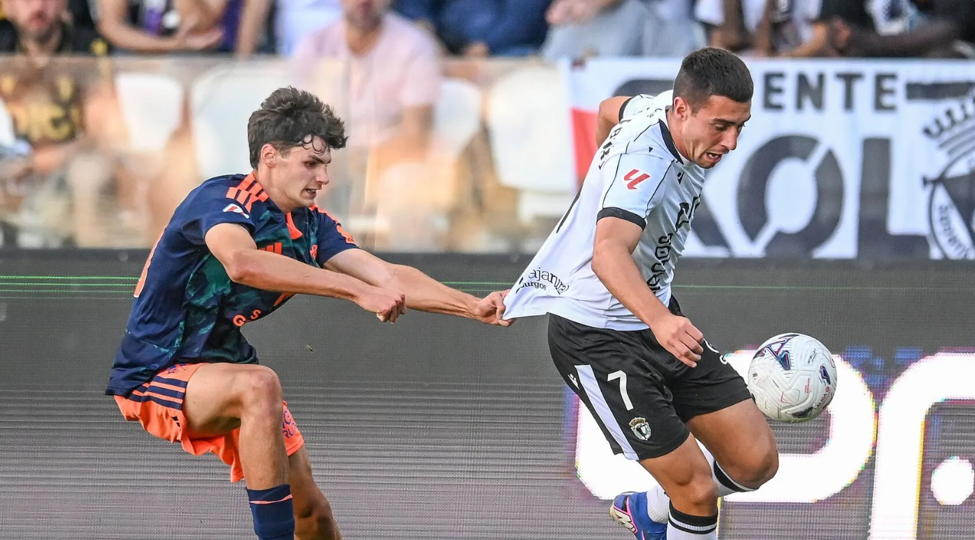 El Burgos CF cae ante el Granada en un partido marcado por la polémica y la falta de acierto