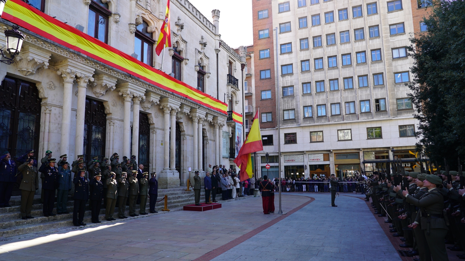 El Ejército de Tierra celebra en Burgos el tradicional izado de la bandera de España