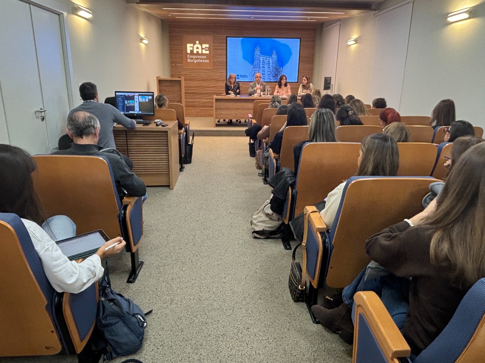 FAE reúne a más de cien orientadores para adaptar la formación de los jóvenes a las necesidades de las empresas de Burgos