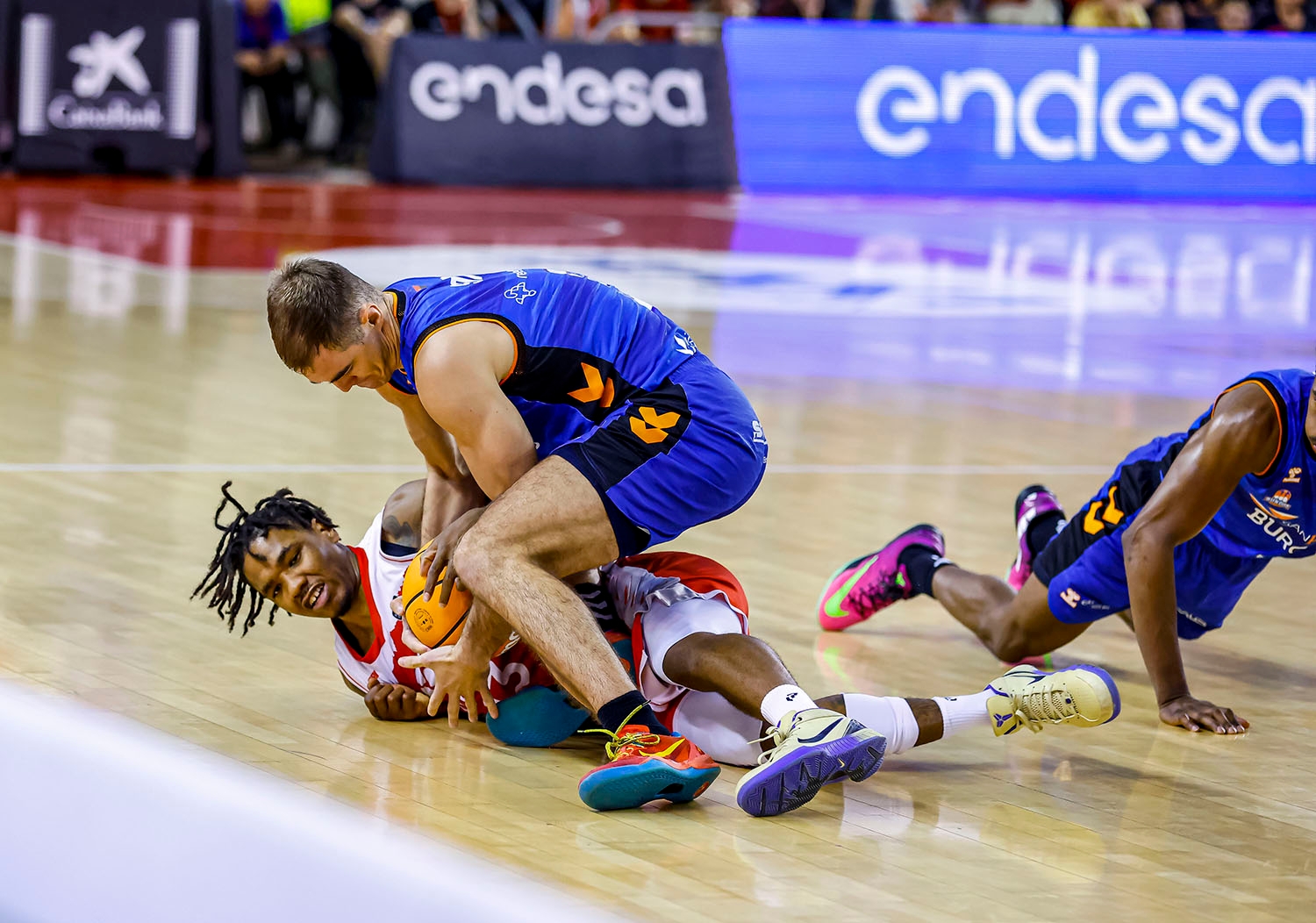San Pablo Burgos consigue su segunda victoria en la liga ACB frente al Manresa (81-99)