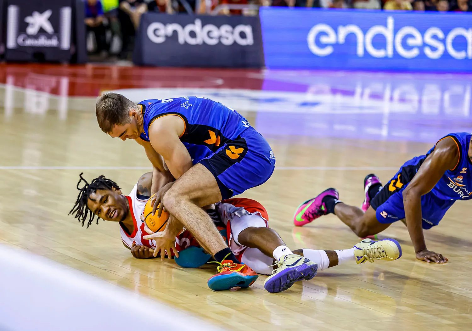 San Pablo Burgos consigue su segunda victoria en la liga ACB frente al Manresa (81-99)