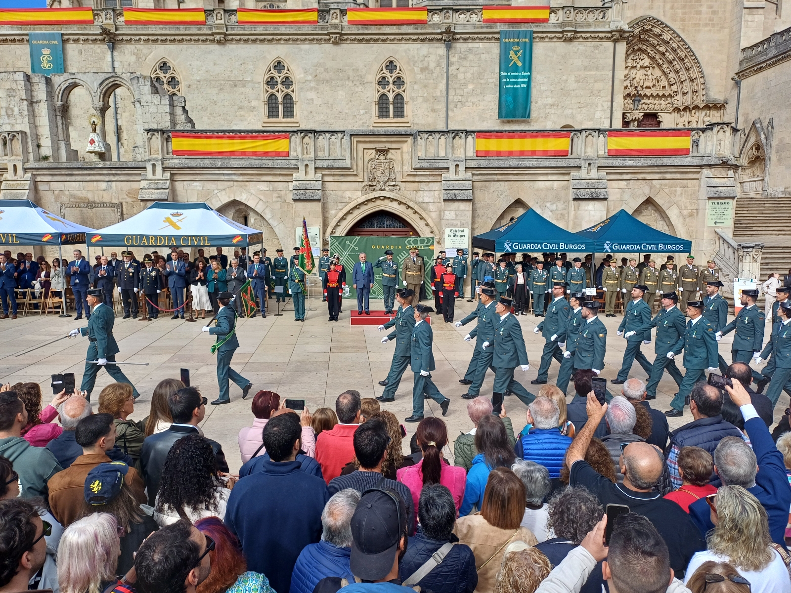 La Guardia Civil de Burgos celebra el día del Pilar con 27 condecoraciones y un desfile militar