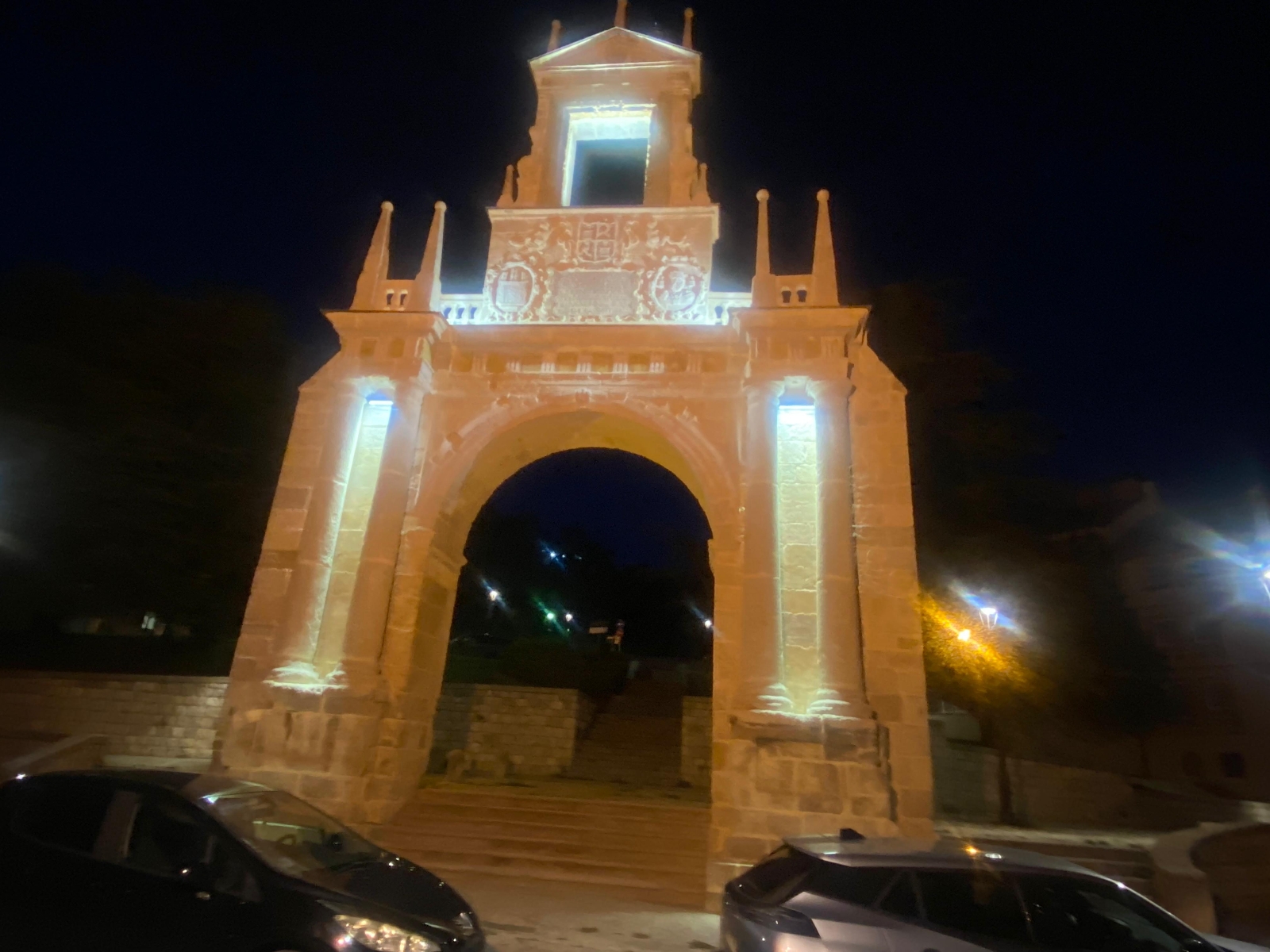 El Arco de Fernán González estrena imagen nocturna tras su restauración