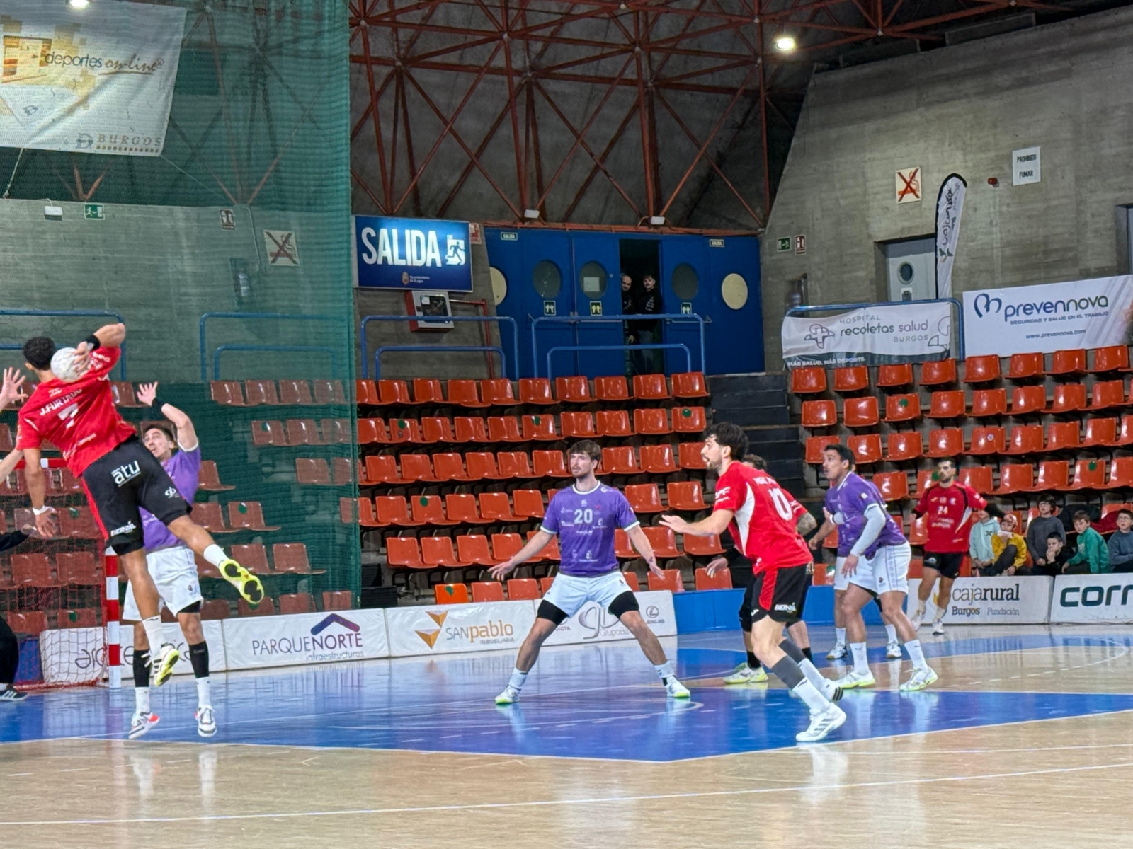 El Balonmano Burgos pierde un punto en El Plantío frente a Guadalajara ( 28-28)