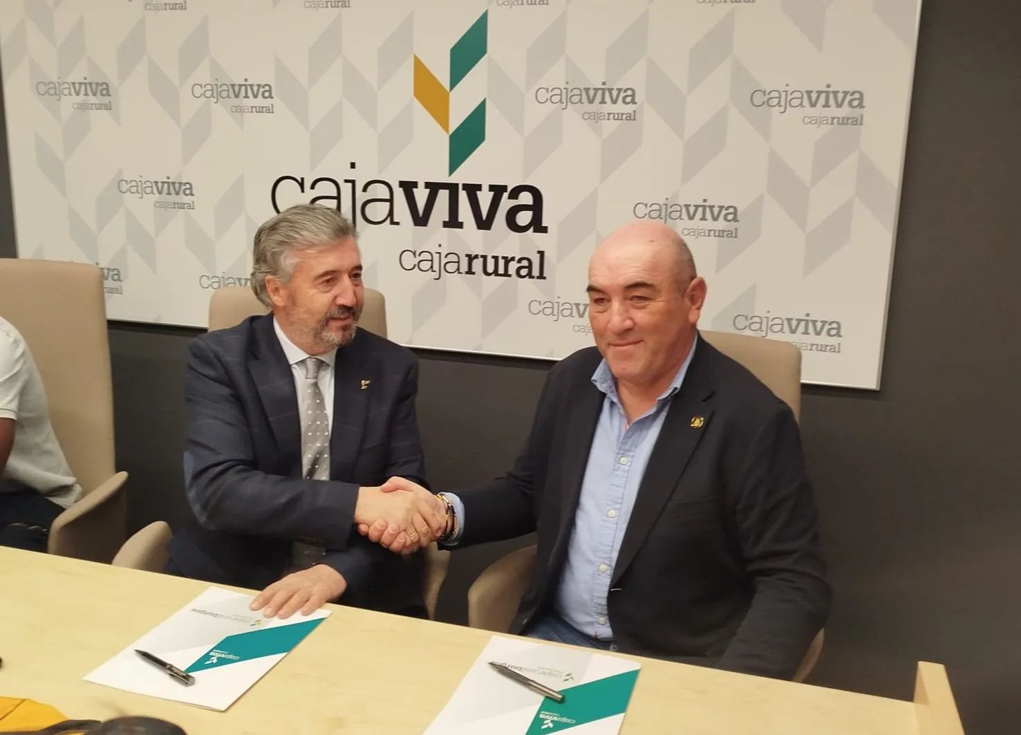 Caja Rural renueva su apoyo a Aparejadores Rugby Burgos por tres años más