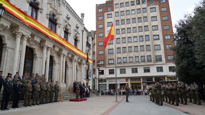 El Ej&eacute;rcito de Tierra realiza el tradicional izado de bandera frente a Capitan&iacute;a | Imagen 1