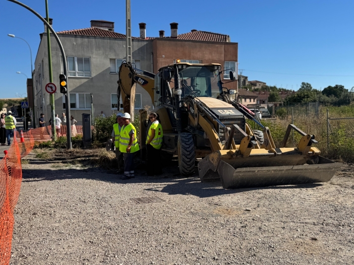 Villatoro da el primer paso para dejar atr&aacute;s su aislamiento con el inicio de la senda peatonal y ciclista | Imagen 1
