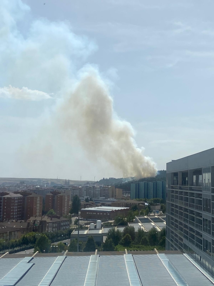 No descartan la hip&oacute;tesis de que el incendio en la ladera del Castillo de Burgos fuera provocado | Imagen 1
