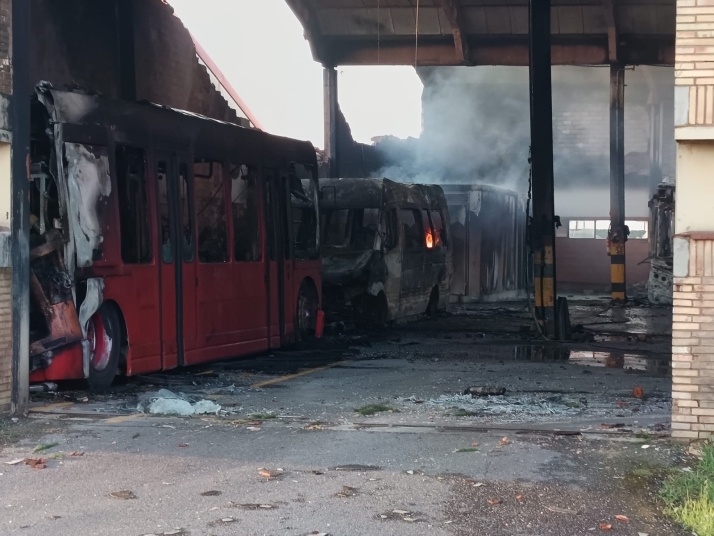 Un incendio muy grave destruye parte de las cocheras de los autobuses municipales de Burgos | Imagen 1