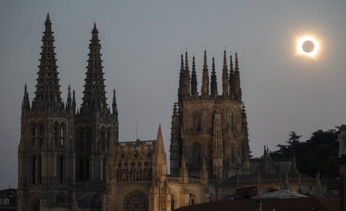 Burgos vive con emoci&oacute;n el eclipse total de sol         | Imagen 1