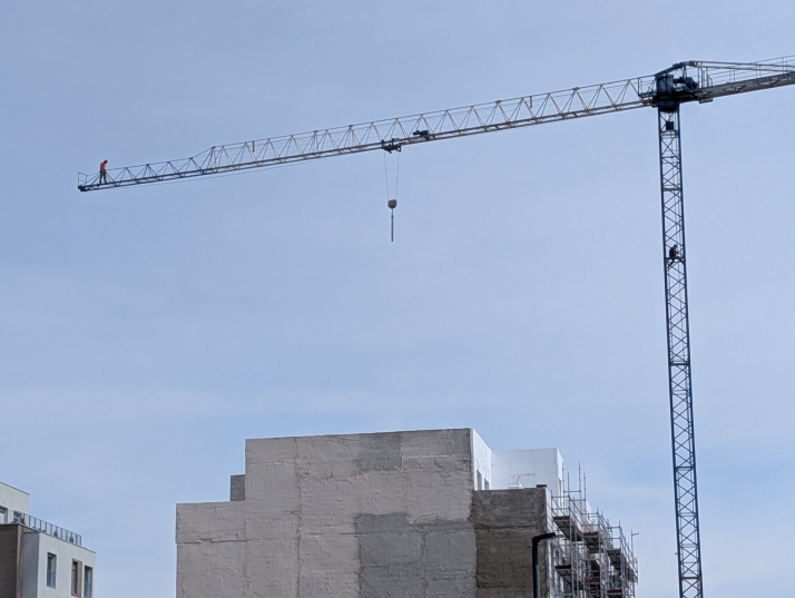 Se suben a lo alto de una gr&uacute;a de construcci&oacute;n en Burgos para reclamar mejoras laborales  | Imagen 1