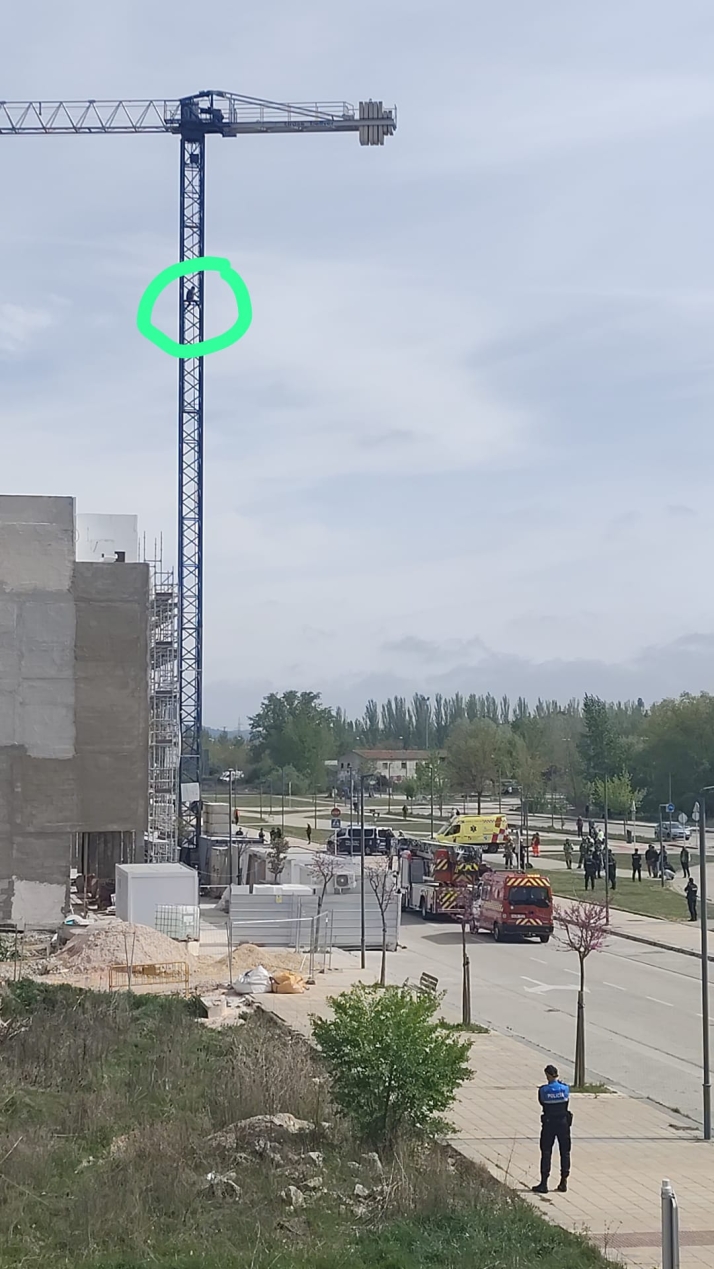 Se suben a lo alto de una gr&uacute;a de construcci&oacute;n en Burgos para reclamar mejoras laborales  | Imagen 2